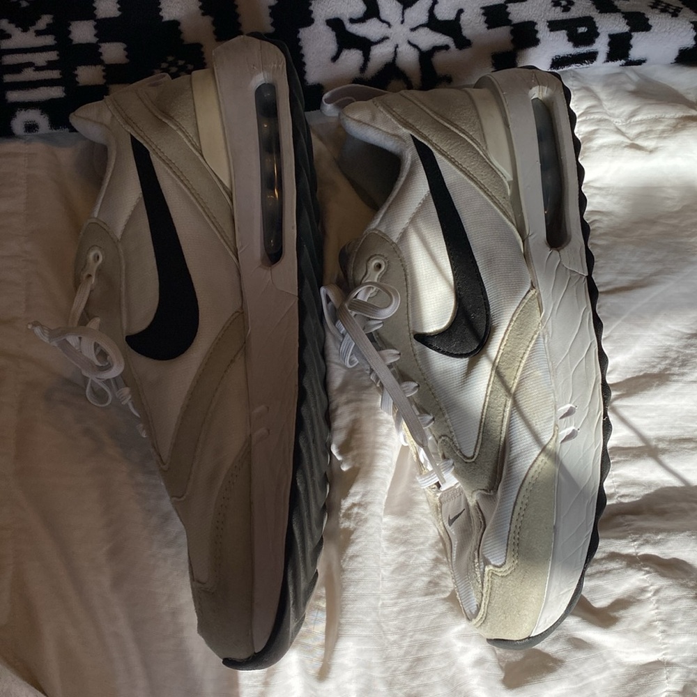 Men’s Nike Shoes - Picture 2 of 7
